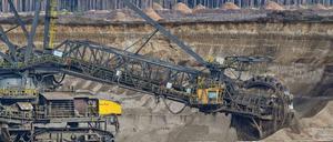 Ein Schaufelradbagger trägt Erde im Braunkohletagebau Jänschwalde der Lausitz Energie Bergbau AG (Leag) ab. (Archivbild)
