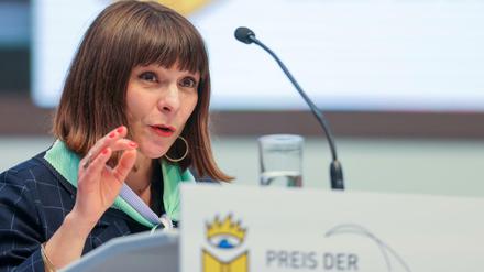 Uljana Wolf gewann den Preis der Leipziger Buchmesse in der Kategorie "Sachbuch/Essayistik" mit dem Buch "Etymologischer Gossip: Essays und Reden" 
