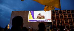 Übertragung der Rede von Selenskyj vor der Knesset auf dem Habima-Platz in Tel Aviv