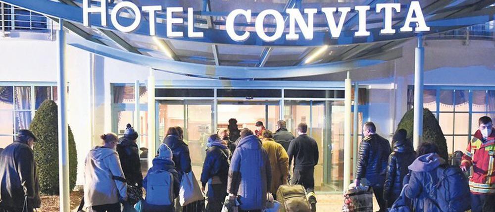 Hotels als Notunterkunft. Hier kommen die ersten 50 Flüchtlinge aus der Ukraine mit einem Bus im Rottenburger Hotel Convita an (Kreis Tübingen). Die Initiative #touristikhilft (www.touristik-hilft.de) unterstützt Flüchtlinge mit Unterkünften und mehr. Hinter der Initiative stehen deutsche Reiseverbände und Touristiker (HSMA, VIR, ASR, Dt. Ferienhausverband, DRV). 