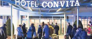 Hotels als Notunterkunft. Hier kommen die ersten 50 Flüchtlinge aus der Ukraine mit einem Bus im Rottenburger Hotel Convita an (Kreis Tübingen). Die Initiative #touristikhilft (www.touristik-hilft.de) unterstützt Flüchtlinge mit Unterkünften und mehr. Hinter der Initiative stehen deutsche Reiseverbände und Touristiker (HSMA, VIR, ASR, Dt. Ferienhausverband, DRV). 