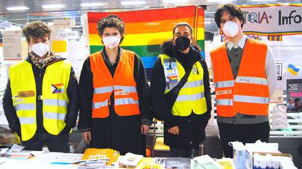 Nóe (l.), Kris, Patrick und Anton gehören zu den Ehrenamtlichen, die rund um die Uhr queeren Personen am Hauptbahnhof Hilfe anbieten.