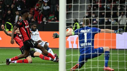 Musste zum Schluss hinter sich greifen: Lukas Hradecky.