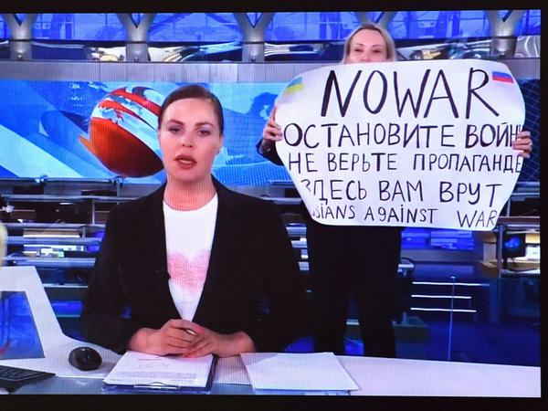 Beifall in der Ukraine. Der Protest der Journalistin Marina Owsjannikowa im russischen Staatsfernsehen gegen den Krieg und Putins Propaganda wird von Ukrainern begrüßt.