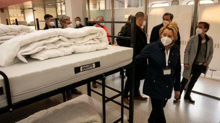 Berlins Regierende Bürgermeisterin Franziska Giffey bei der Eröffnung des neu errichteten Ankunftszentrums am ehemaligen Flughafen Tegel.