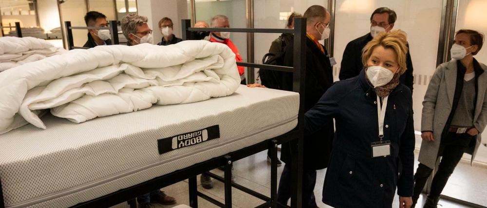 Berlins Regierende Bürgermeisterin Franziska Giffey bei der Eröffnung des neu errichteten Ankunftszentrums am ehemaligen Flughafen Tegel.