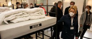 Berlins Regierende Bürgermeisterin Franziska Giffey bei der Eröffnung des neu errichteten Ankunftszentrums am ehemaligen Flughafen Tegel.