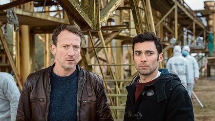 Ermitteln in einem Internat. Thorsten Falke (Wotan Wilke Möhring, l.) und der neue Kollege Felix Wacker (Arash Marandi). 