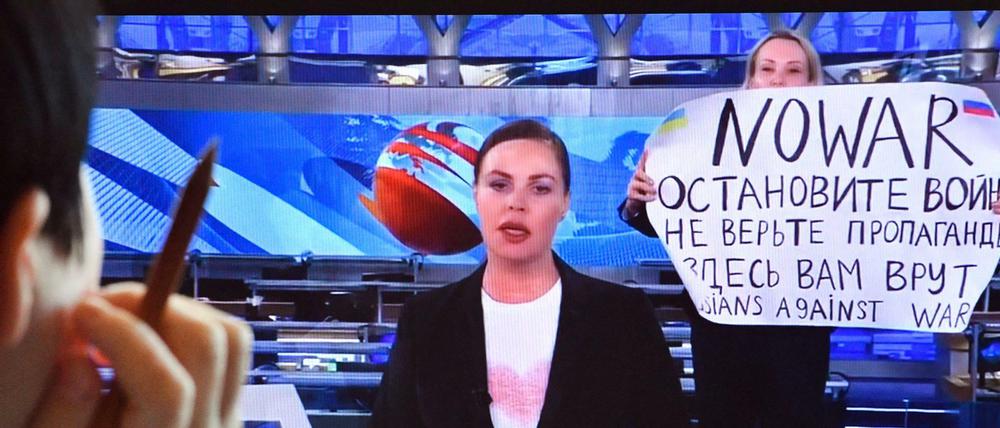 Marina Ovsyannikova bei ihrer Protestaktion im russischen Staatsfernsehen 