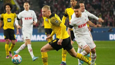 Erling Haaland, hier im Zweikampf mit Kölns Salih Özcan (re.), stand wieder in der Startelf des BVB. 