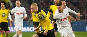 Erling Haaland, hier im Zweikampf mit Kölns Salih Özcan (re.), stand wieder in der Startelf des BVB. 
