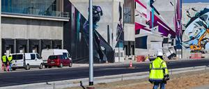 Das Hauptgebäude der Tesla Gigafactory Berlin Brandenburg. Das Landesumweltamt hatte den Bau der Fabrik vor wenigen Tagen mit über 400 Auflagen und Bedingungen genehmigt. Die erste europäische Fabrik in Grünheide, die auf 500.000 Fahrzeuge jährlich ausgelegt ist, ist eine wichtige Säule der Zukunftsstrategie von Tesla.