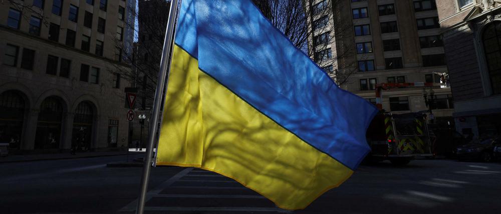Wegen einer Ukraine-Flagge ist in Berlin-Charlottenburg ein Werkstattbesitzer attackiert worden.
