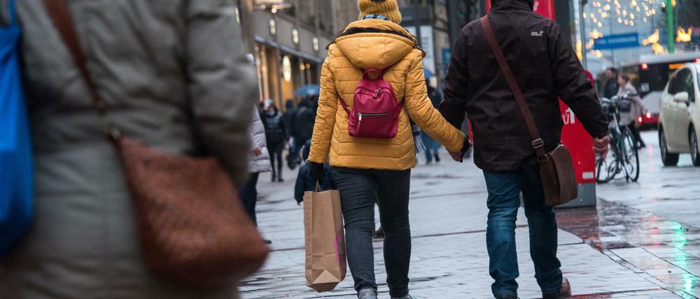 Passanten mit Einkaufstüten gehen am verkaufsoffenen Sonntag durch die Innenstadt. (Symbolbild) Foto: Daniel Bockwoldt/dpa 
