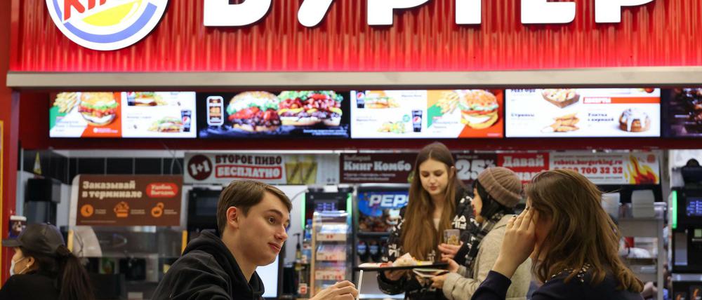 Menschen in einer Burger King-Filiale in Moskau.