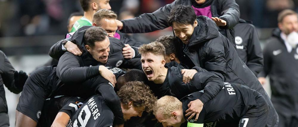 Das war es! Jubel der Frankfurter Spieler und Betreuer nach dem Tor zum 1:1.