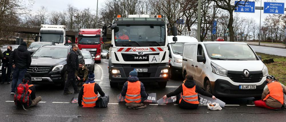 Die Aktivisten der "Letzten Generation" blockierten mehrfach Straßen in Berlin.