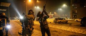 Ukrainische Soldaten am Schauplatz eines Bombeneinschlags in Kiew.