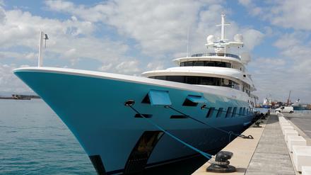 Eine Yacht, die dem russischen Oligarchen Dmitrievich Pumpyansky gehört.