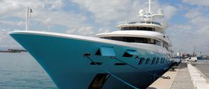 Eine Yacht, die dem russischen Oligarchen Dmitrievich Pumpyansky gehört.