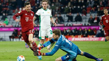 Hier klärt Unions Keeper Andreas Luthe gegen Robert Lewandowski, aber viermal muss er sich geschlagen geben.