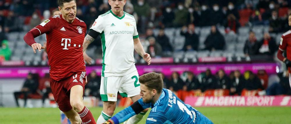 Hier klärt Unions Keeper Andreas Luthe gegen Robert Lewandowski, aber viermal muss er sich geschlagen geben.