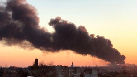 Eine Rauchwolke steigt nach einer Explosion nahe des Flughafens von Lwiw auf.