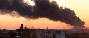 Eine Rauchwolke steigt nach einer Explosion nahe des Flughafens von Lwiw auf.