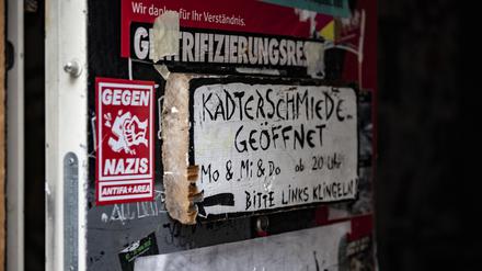 Das Schild "Kadterschmiede geöffnet" hängt am Eingang des Hauses 94 an der Rigaer Straße. 