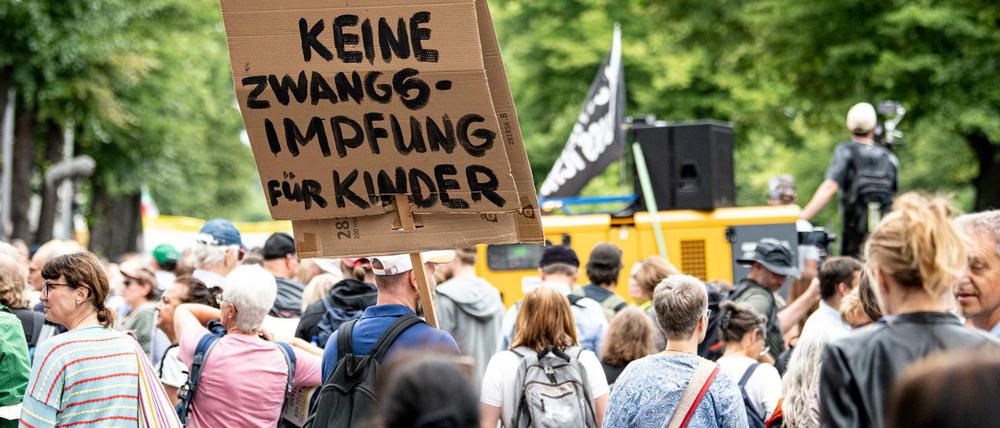 Am heutigen Freitag wollen, wie hier im August 2021, Kritiker der Corona-Maßnahmen in Berlin auf die Straße gehen.