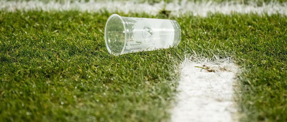 Fußball-Bundesligist VfL Bochum erwägt nach dem Skandalspiel ein Alkoholverbot auf den Tribünen