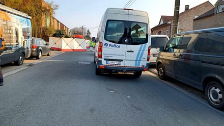 Ein Einsatzwagen der Polizei steht am Unglücksort Strepy-Bracquegnies.
