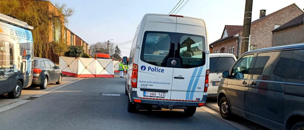 Ein Einsatzwagen der Polizei steht am Unglücksort Strepy-Bracquegnies.