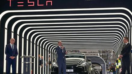 Stapellauf. Bundeskanzler Olaf Scholz(M.), Brandenburgs Minusterpräsident Dietmar Woidke (l.) and Elon Musk (r.) bei der Eröffnung der neuen Tesla-Fabrik in Grünheide.