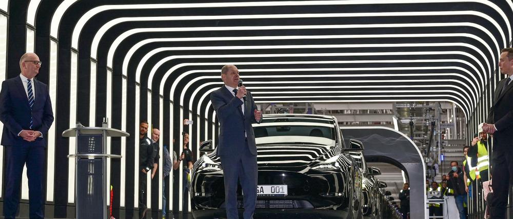 Stapellauf. Bundeskanzler Olaf Scholz(M.), Brandenburgs Minusterpräsident Dietmar Woidke (l.) and Elon Musk (r.) bei der Eröffnung der neuen Tesla-Fabrik in Grünheide.