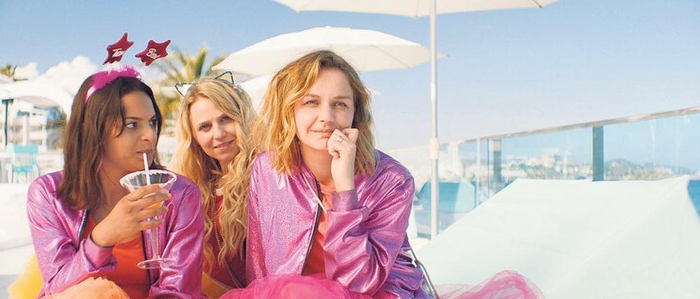 Katerstimmung mit Zuckerrand. Jasmin (Luise Heyer, r.) und Freundinnen auf Ibiza.