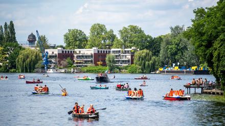 Paddelboote und Tretboote fahren auf der Spree im Juni 2021. Auch in diesem Jahr rechnet die Wasserschutzpolizei mit viel Betrieb auf den Berliner Gewässern, wenn am 1. April die Wassersportsaison beginnt.