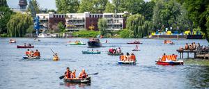 Paddelboote und Tretboote fahren auf der Spree im Juni 2021. Auch in diesem Jahr rechnet die Wasserschutzpolizei mit viel Betrieb auf den Berliner Gewässern, wenn am 1. April die Wassersportsaison beginnt.