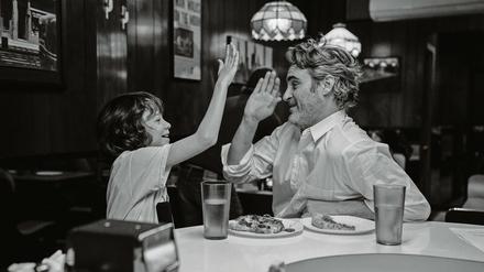 Johnny (Joaquin Phoenix) muss sich eine Weile um seinem altklugen Neffen Jesse (Woody Norman) kümmern.