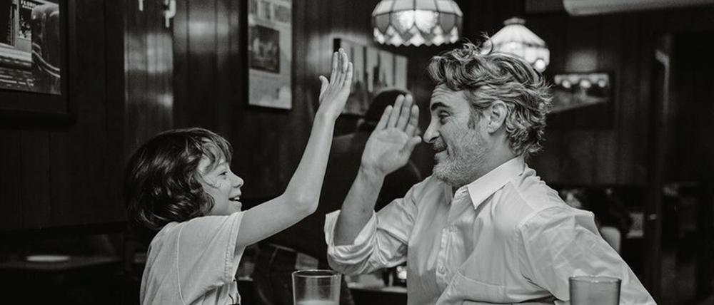 Johnny (Joaquin Phoenix) muss sich eine Weile um seinem altklugen Neffen Jesse (Woody Norman) kümmern.