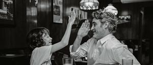 Johnny (Joaquin Phoenix) muss sich eine Weile um seinem altklugen Neffen Jesse (Woody Norman) kümmern.