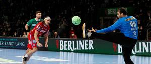 Mann des Spiels. Dejan Milosavljev (rechts) in Aktion.