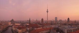 Feinstaub aus Nordafrika färbte am Donnerstagmorgen den Himmel über Berlin ein.