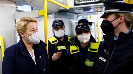Freund und Helfer - aber sie können nicht alles machen: Franziska Giffey (SPD) mit Beamtinnen und Beamten der Berliner Polizei.