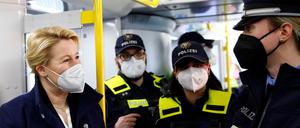 Freund und Helfer - aber sie können nicht alles machen: Franziska Giffey (SPD) mit Beamtinnen und Beamten der Berliner Polizei.