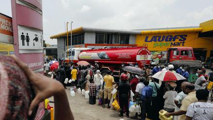 In Sri Lanka bilden sich lange Schlangen vor Tankstellen.