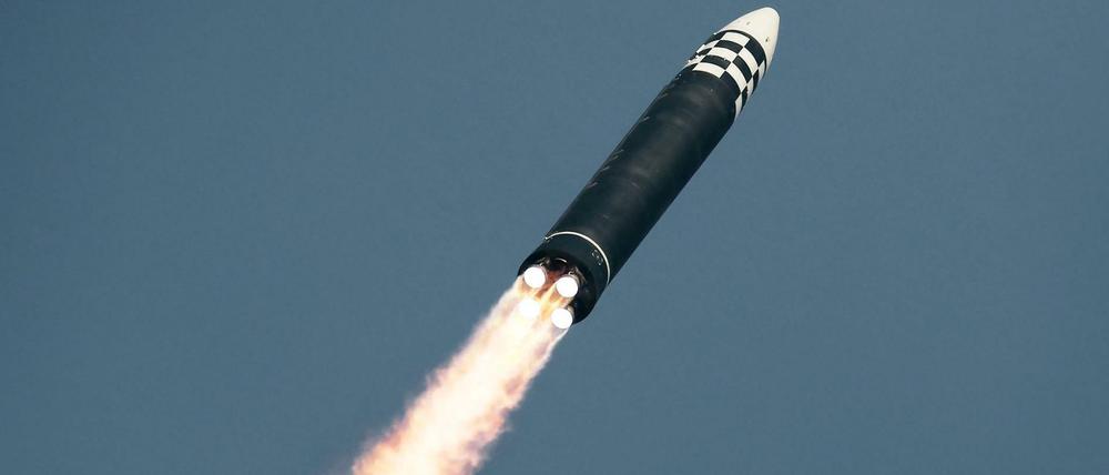 Dieses von Nordkorea zur Verfügung gestellte Bild soll den Test einer Interkontinentalrakete zeigen.