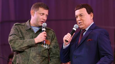 Iossif Kobson (rechts) singt im Oktober 2014 mit dem Separtistenführer Alexander Sachartschenko.