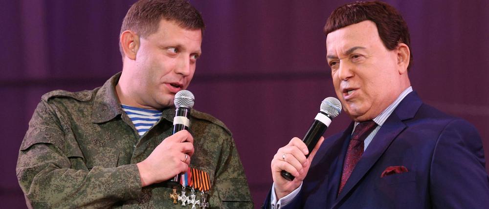 Iossif Kobson (rechts) singt im Oktober 2014 mit dem Separtistenführer Alexander Sachartschenko.