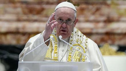 Papst Franziskus hat eine neue Verfassung verkündet.